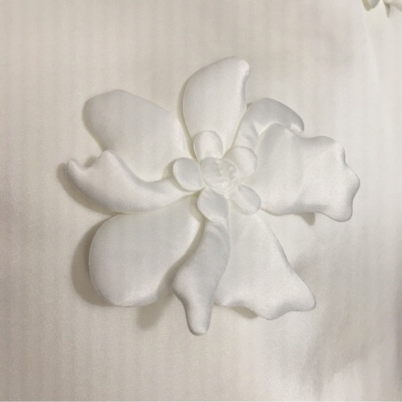 White Floral Appliqué Crop Top and Midi Skirt Set - Picture 3 of 9